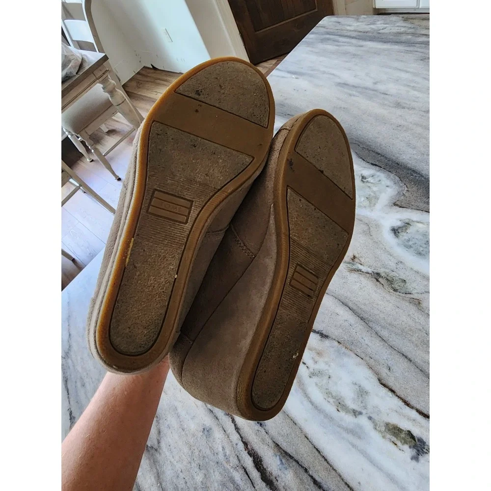 TOMS Desert‎ Wedge Ankle Booties Womens 8 Taupe Tan Suede Lace Up Chukka Boots
